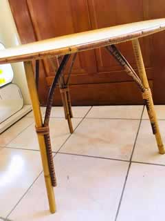 Originale table basse vintage en rotin, revêtement d’origine, diamètre 58 ; H 48.