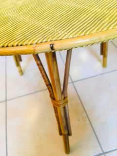 Originale table basse vintage en rotin, revêtement d’origine, diamètre 58 ; H 48.