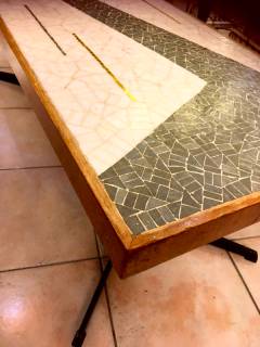 Table basse mosaïque, support bois et pieds métal, composition original, note vintage assurée, dimensions : L 130 cm, l 48 cm, H 44 cm.