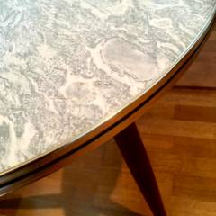 Table basse, ronde, tripode/ bout de canapé, plateau formica simili marbre, piètement bois orné de laiton à sa base, dimensions: diamètre 59,5 cm, H 61,5 cm.
