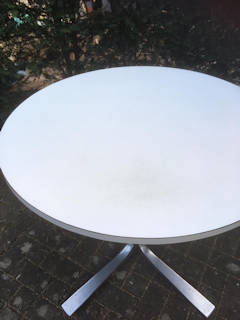 Table ronde cuisine ou salle à manger, années 70, plateau mélaminé blanc, diamètre 90 cm, piétement en aluminium brossé, hauteur 76 cm.