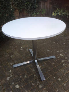 Table ronde cuisine ou salle à manger, années 70, plateau mélaminé blanc, diamètre 90 cm, piétement en aluminium brossé, hauteur 76 cm.