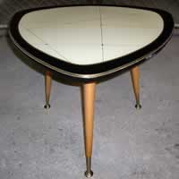 Table tripode, plateau verre décoré, pieds hêtre vernis, embouts laiton.