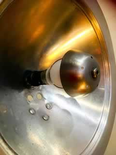 Sur trépied métal, globe aluminium récupéré d'un ancien système de chauffage.