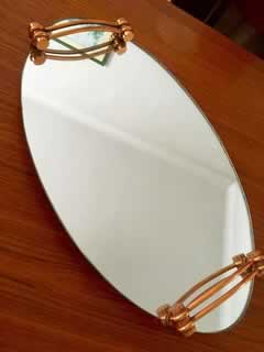 Ancien plateau miroir à servir, de forme ovale, avec anses originales en cuivre, peut également servir de miroir décoratif, L 48 cm, l 29 cm.