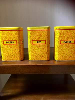 Série de 3 boîtes Banania, années 50, Tirailleur Sénégalais imprimé à l’image stylisée de Hervé Morvan, pâtes/riz/pâtes, bon état de conservation malgré l’usure du temps, dim: h 17, l 12,5 , p 7,5.