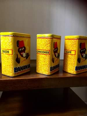 Série de 3 boîtes anciennes Banania, Tirailleur Sénégalais imprimé à l’image stylisée de Hervé Morvan, années 50, sucre/chicorée/café, bon état de conservation malgré l’usure du temps.