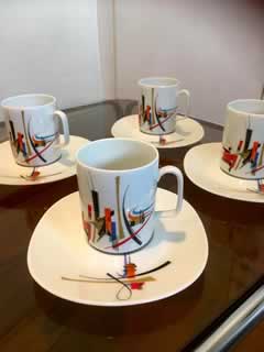 Lot de 4 tasses à café Limoges, décorées par Roch Popelier, vers 1960.