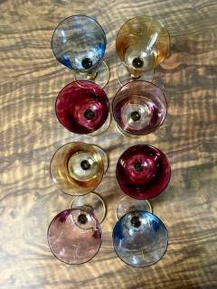 Série de 8 verres à liqueur, verres à pied colorés et dorés, peuvent également servir de verrines salées/ sucrées pour les jours de fête. Dimensions: H 11 cm, diamètre 6 cm.