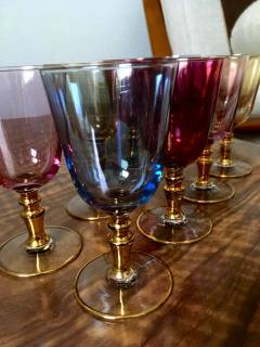 Série de 8 verres à liqueur, verres à pied colorés et dorés, peuvent également servir de verrines salées/ sucrées pour les jours de fête. Dimensions: H 11 cm, diamètre 6 cm.