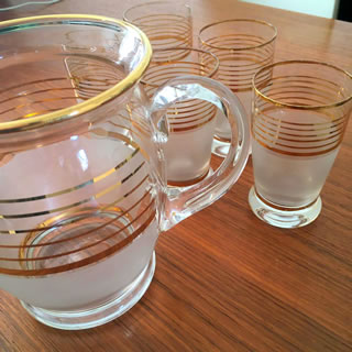 Service à eau, limonade ou orangeade, carafe et 5 verres, subtils liserés dorés et élégante bande opaque en décoration.