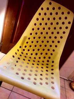 Chaise Fantasia Modèle St Tropez, made in France, structure en acier noir, assise en plastique jaune, hauteur d’assise 45 cm.