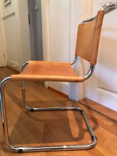 Chaise S 32 du designer Mart Stam, 1960, chaise appelée aussi Cantilever, largement reprise par Marcel Breuer, structure en acier chromé, assise et dossier en cuir, hauteur de l’assise 44 cm.