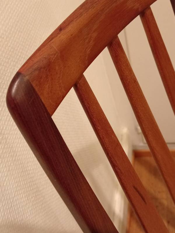 Chaise danoise de Niels Koefoed, modèle Eva des années 60, en teck massif. Dimensions : H 96 cm, P 49 cm, L 47 cm.