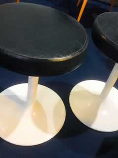 Duo de tabourets, années 70, pied tulipe métal peint, assise de Skaï noir.