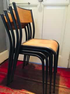 Lot de 4 chaises Mullca 510, pieds fuseaux en acier tubulaire, très élégantes, assise et dossier en bois.