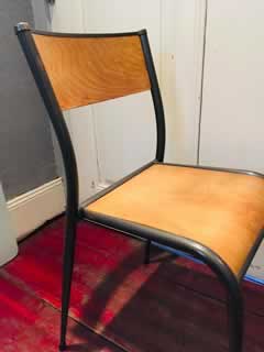 Lot de 4 chaises Mullca 510, pieds fuseaux en acier tubulaire, très élégantes, assise et dossier en bois.