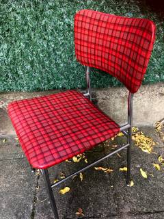 Paire de chaises de cuisine, des années 60/70, authentiques, à couleur dominante rouge, structure métal chromé, assise et dossier confortables, recouverts de skai, motifs à carreaux ( la mousse a gardé sa densité), 65 l’unité.