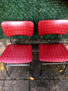 Paire de chaises de cuisine, des années 60/70, authentiques, à couleur dominante rouge, structure métal chromé, assise et dossier confortables, recouverts de skai, motifs à carreaux ( la mousse a gardé sa densité), 65 l’unité.