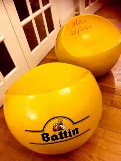 Pouf ball chair, 2 fauteuils « boule » publicitaires pour une bière luxembourgeoise, design dans l'esprit de Finn Stone pour XL Boom. Matière en abs recyclé, laqué, dim : diamètre 55 ; H 50 , hauteur d’assise 33.