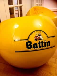 Pouf ball chair, 2 fauteuils « boule » publicitaires pour une bière luxembourgeoise, design dans l'esprit de Finn Stone pour XL Boom. Matière en abs recyclé, laqué, dim : diamètre 55 ; H 50 , hauteur d’assise 33.