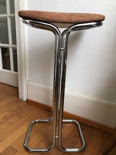 Tabouret de bar 70’, piétement chromé avec quelques petites marques d’usure, assise nouvellement tapissée, dimensions : H 70 cm, L 36,5 cm, P 30,5 cm.