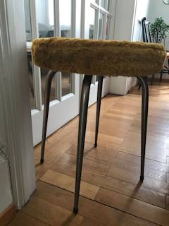 Tabouret moumoute 70’, 4 pieds métal doré, revêtement moumoute rénovée déhoussable, dimensions : H 49 cm, diamètre 41 cm.