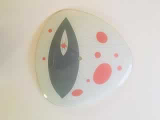 Suspension en verre decoré et tige laiton - forme disque palette design - années 1950. Nous avons à ce jour 29 coupelles differentes, cliquez sur la photo ci-dessus pour voir nos autres modèles.