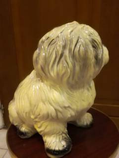 Bobtail en céramique émaillée, chien de berger ancestral anglais, hauteur 33 cm, base 30 cm.