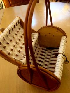 Mini panier osier et scoubidou blanc pour enfant, dimensions: H 22 cm, L 17 cm, P 11,5 cm.
