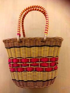 Petit panier enfant en osier et scoubidou de couleur jaune et rouge, dimensions: H 31 cm, L 23 cm, P 14 cm.