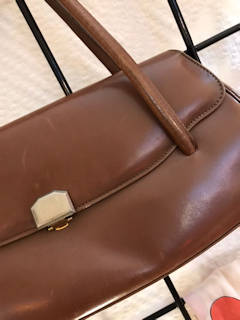 Petit sac à main de soirée, en cuir chocolaté clair, dimensions : L 28 cm, H 13,5 cm hors anses, H 26,5 cm anses comprises.