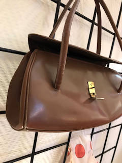 Petit sac à main de soirée, en cuir chocolaté clair, dimensions : L 28 cm, H 13,5 cm hors anses, H 26,5 cm anses comprises.