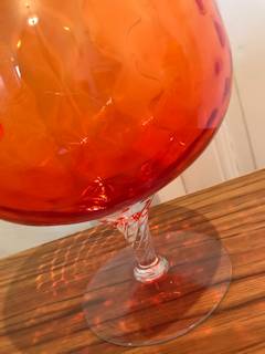 Vase en verre d’Empoli, calice de couleur orangée, dimensions : H 32 cm, diamètre Max 22 cm.