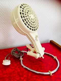 Ventilateur AS attribué à Albin Sprenger, made in Germany 1938, ventilation d’air froid et d’air chaud, inclinable, design art déco, dimensions: H 30 cm, diamètre 14 cm.