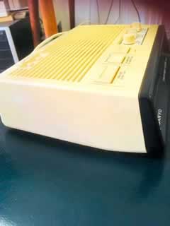 Radio réveil Sanyo vintage, des années 70, boîtier en plastique beige, écran noir avec affichage digital rouge, radio FM, MW, LW. Dimensions H 7.5, L 25, P 17.5