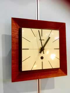 Horloge murale Dugena, en bois, à remontoir, clé présente.