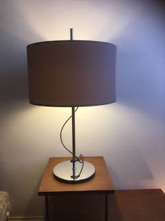 Lampe à poser fabriquée par Staff Leuchten, made in Germany, ajustable en hauteur, 3 feux, pied chrome et fonte, 1970, abat-jour neuf de diamètre 41 et hauteur 24, hauteur lampe 70 cm.