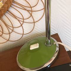 Lampe de bureau vert pomme, abat-jour métal articulé de 20 cm de diamètre, sur tige flexible, dimensions : H 42 cm, L 15 cm, P 15 cm.