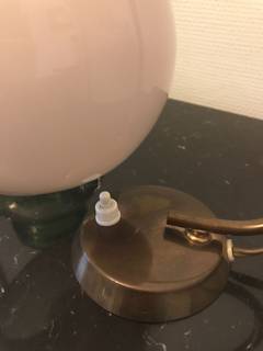Lampe de chevet opaline rose, bouton poussoir, support laiton.