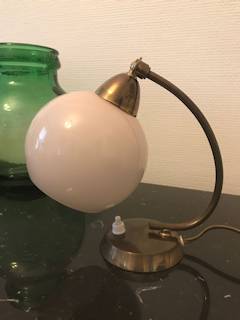 Lampe de chevet opaline rose, bouton poussoir, support laiton.