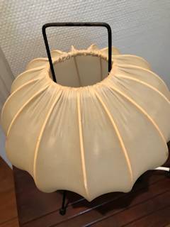 Petite lampe Cocoon de table ou de chevet, made in Italie, structure tripode métal noir, abat-jour tissu beige.