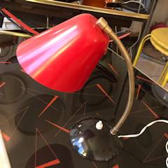 Petite lampe cocotte en plastique, support noir et abat-jour rouge, bouton poussoir.