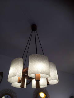 Suspension scandinave 5 feux, structure bois en teck, tulipes en résine agglomérée Perspex, dimensions : H 67 cm, L 47 cm.