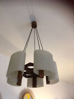 Suspension scandinave 5 feux, structure bois en teck, tulipes en résine agglomérée Perspex, dimensions : H 67 cm, L 47 cm.
