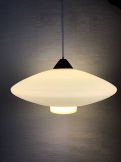 Suspension soucoupe en opaline blanche et bois, très belle luminosité, 35 cm de diamètre.