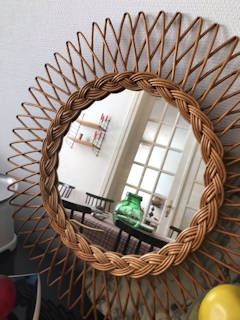 Grand miroir osier, d’origine, diamètre miroir : 28 cm, diamètre avec rayons: 55 cm, parfait état.