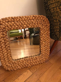 Miroir en paille tressée, de forme carrée, 48 cm de côté, créé par Adrien Audoux et Frida Minet dans les années 50-60, dans un esprit brut de l’époque mais aux contours modernes.