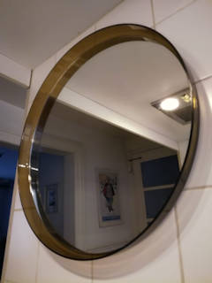Miroir rond plexiglas, créé par Makio Hasuiko pour Guzzini en Italie, années 70, diamètre 56 cm, épaisseur 5 cm.
