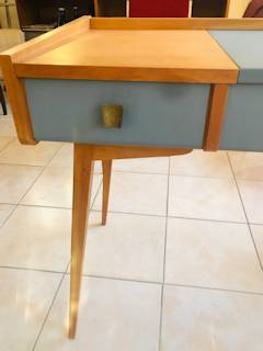Ancienne coiffeuse, pouvant servir de bureau, en bois, deux tiroirs, un miroir abattant central, dimensions: H 74 cm, P 48 cm, L 110 cm.